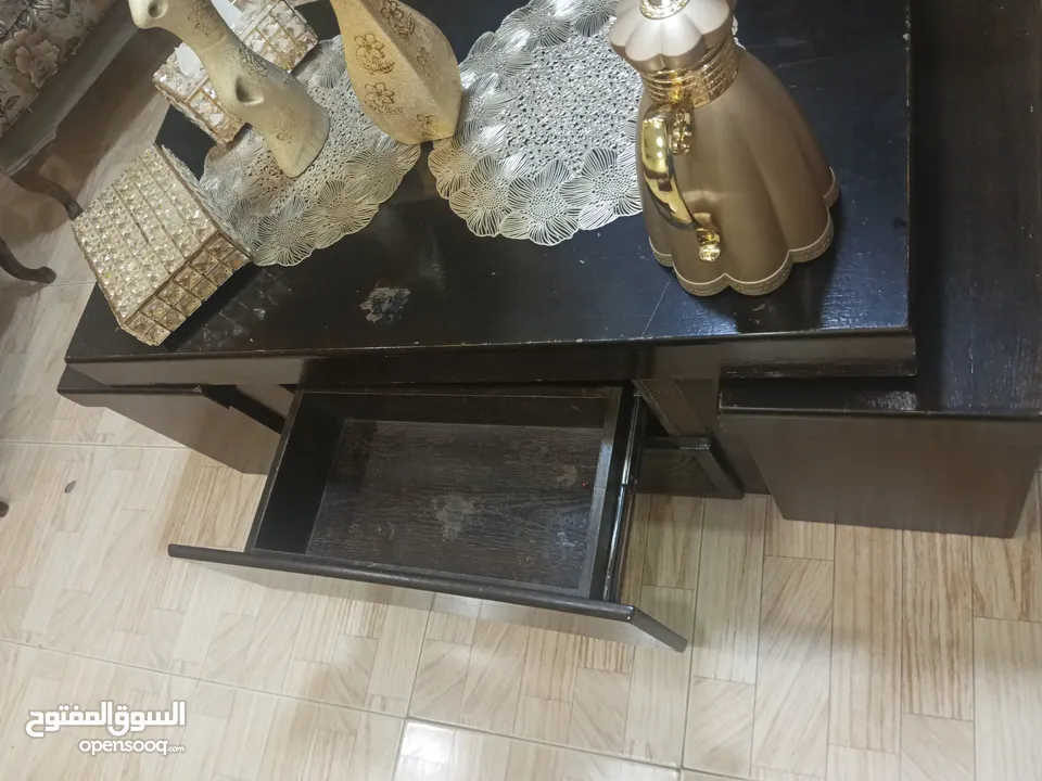 طاولات وسط 1 حجم كبير معها 4 سيرفيس 2 كبير و 2 صغير