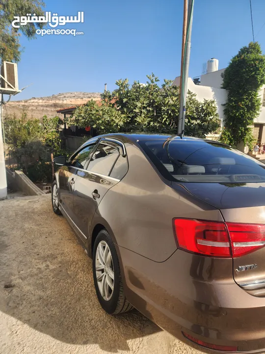 جتا 2015 فل إضافات مع فتحة سقف. السيارة موجودة برام الله. سعر حرق.