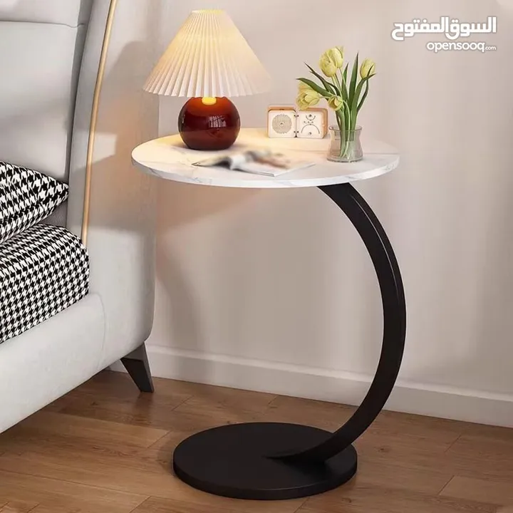 طاولة جانبية مستديرة على شكل حرف C، الحل المثالي لكل مكان! رح تغنيكي عن السكملي التقليدية.