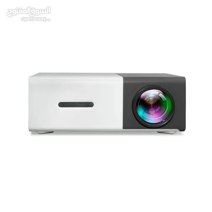 جهاز عرض سينمائي داتا شو  YG300  المميزات:    - جهاز عرض صغير  - قوية الانارة   - نوع الضوء الساقط