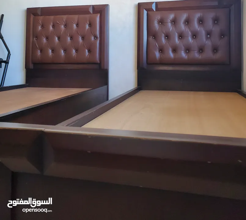 تختين مفرد خشب مع لوح خشبي بحاله الوكاله