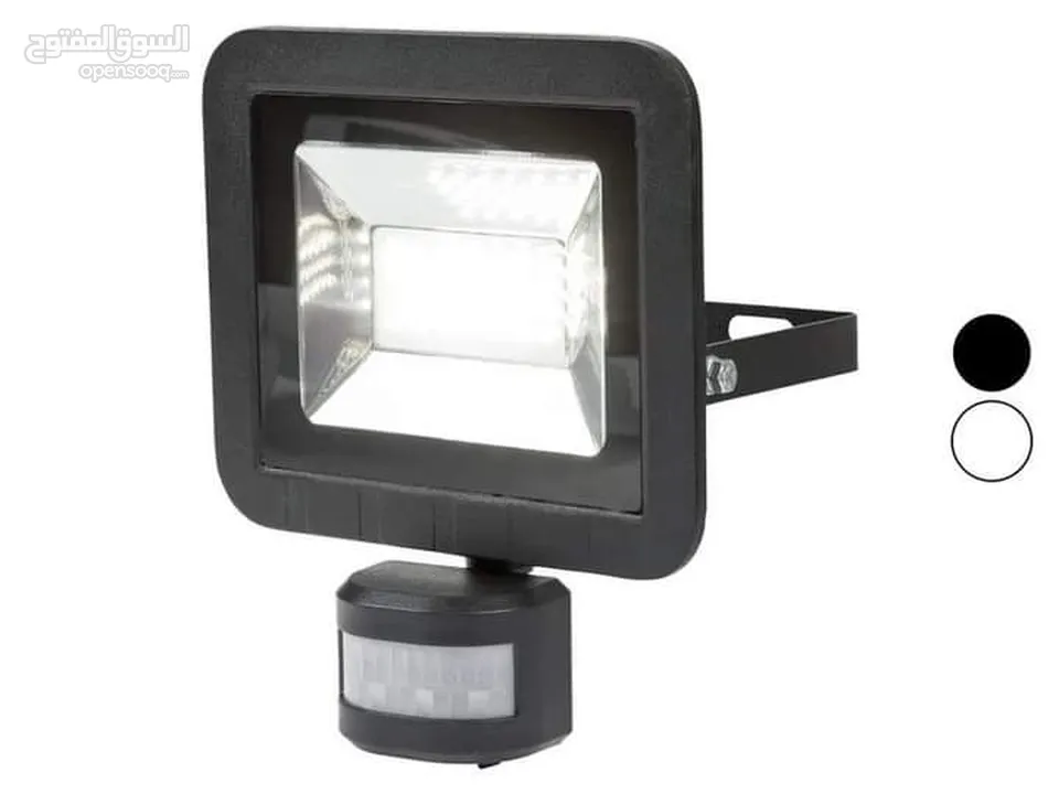 مصباح موجه Livarno Home LED مزود بكاشف للحركة وحدة LED موفرة للطاقة ذات كثافة إضاءة عالية