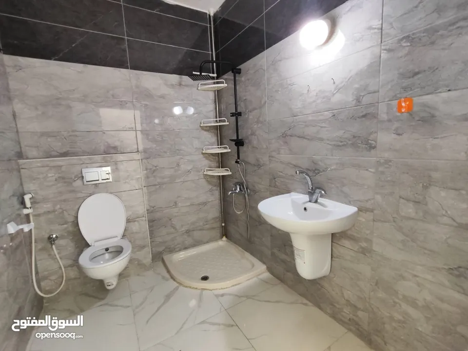 فرصة راقية للإيجار – روف مميز بإطلالة مفتوحة في أول رافات قرب سنقرط وصالات الهاشم سابقا