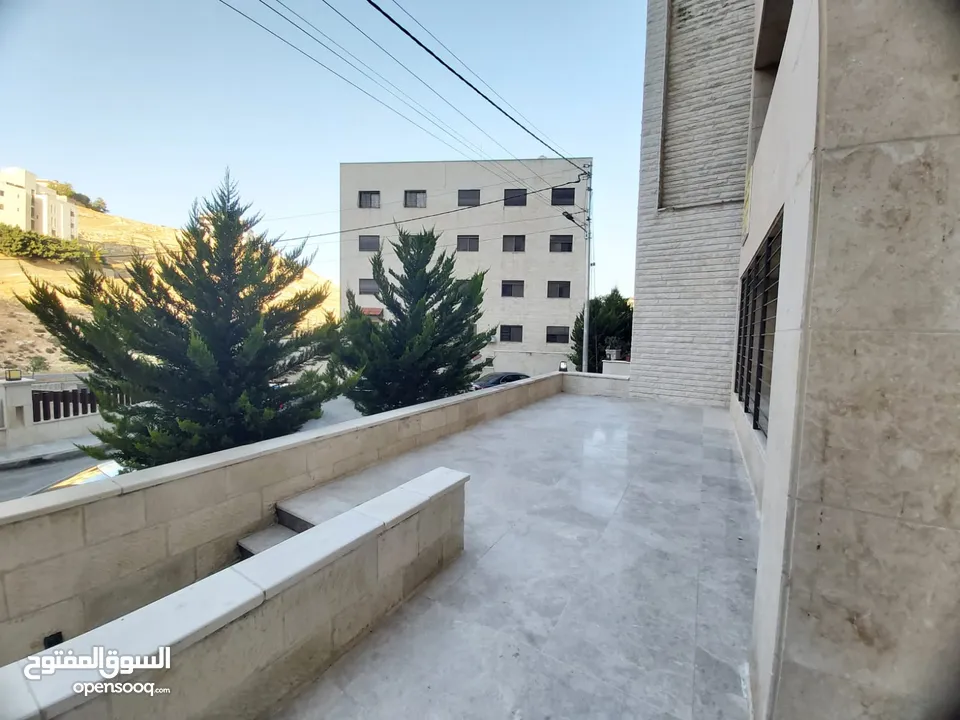 شقة جديدة للبيع اربع غرف نوم مع حديقة في دير غبار