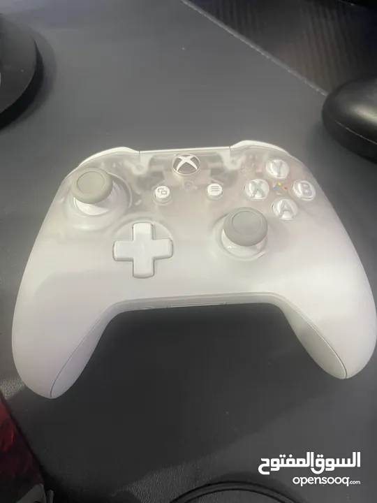 يدين تحكم Xbox إصدار Phantom White و PUBG بحالة ممتازة وسعر مغري
