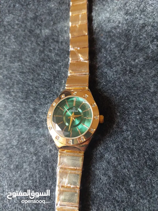 ساعة أوميغا فخمة بإطلالة ذهبية أنيقة