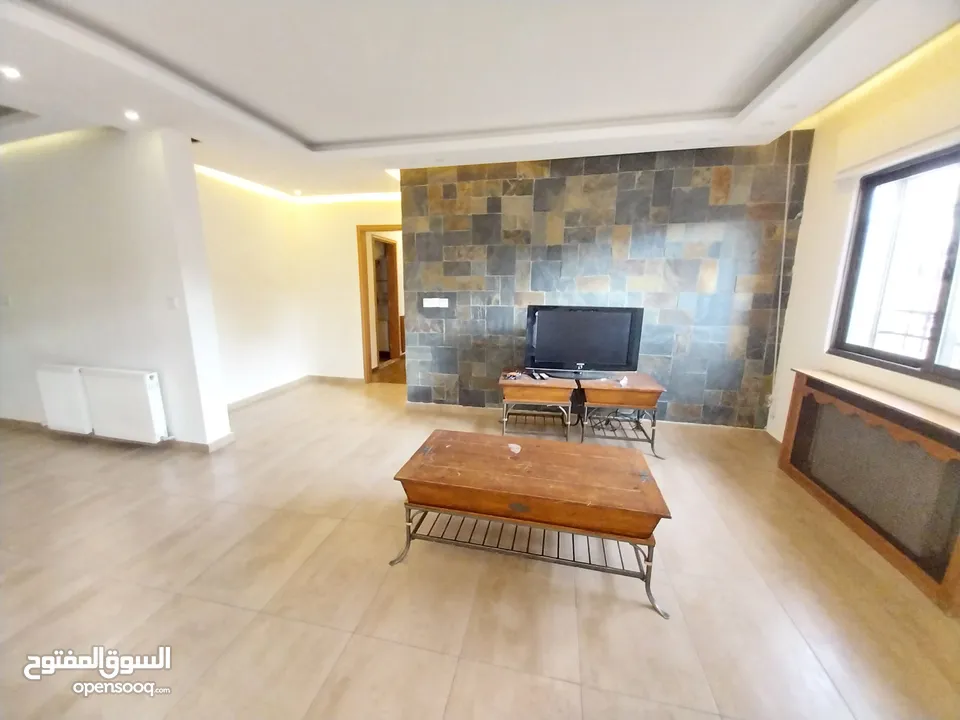 شقة غير مفروشة للإيجار 300م2 ( Property 19257 )-174965400