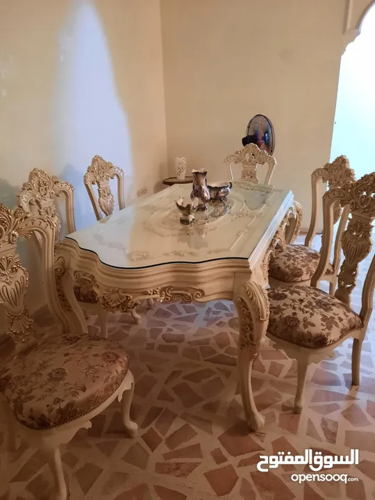 طاولة سفرة وفضية مصري حفر من الطراز الرفيع .