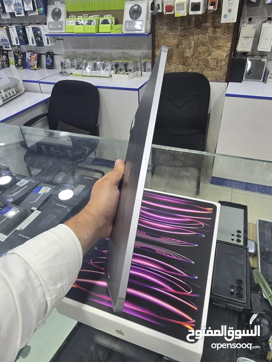 iPad pro 12.9 6th generation inch m2 مع خط بسعر مميز جدا