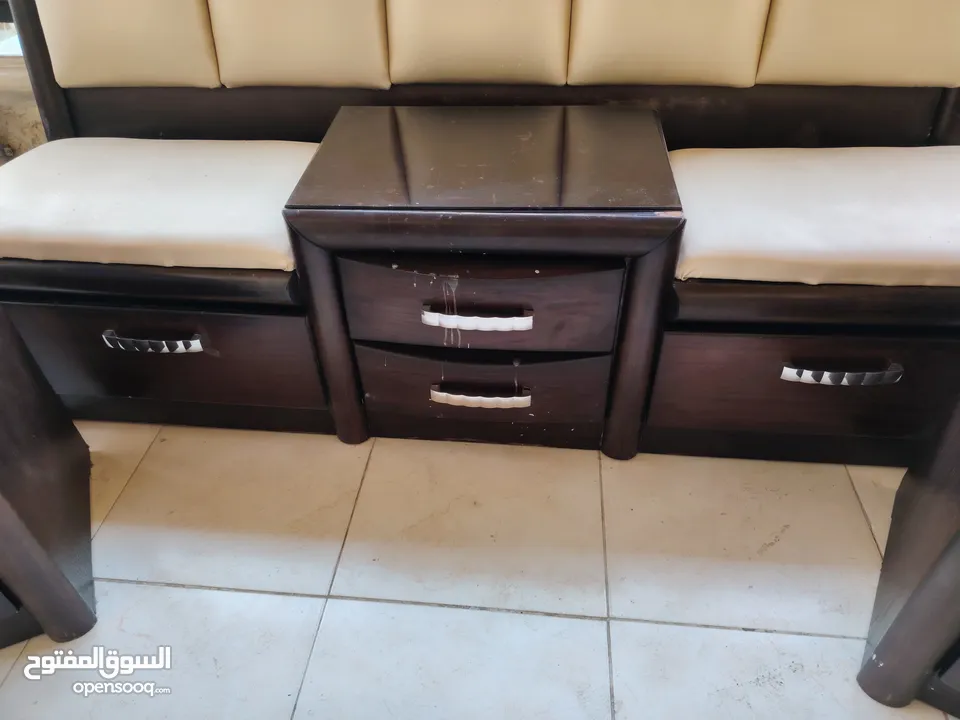 تخت مزدوج مع كوميديتين وملحق امامي