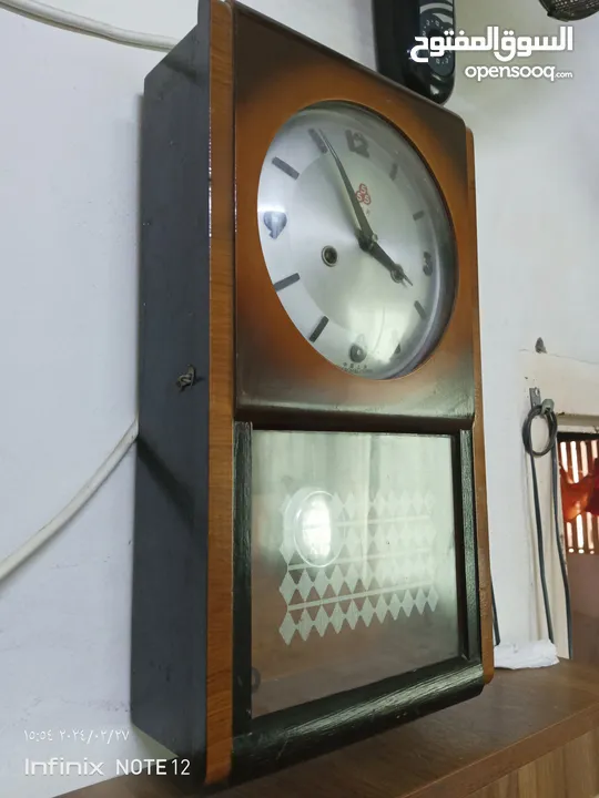 ساعة بندول قديمه جدا وشغاله