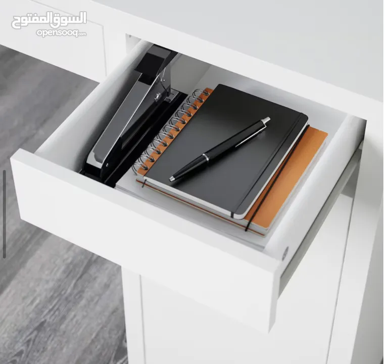 مكتب من ايكيا - أبيض