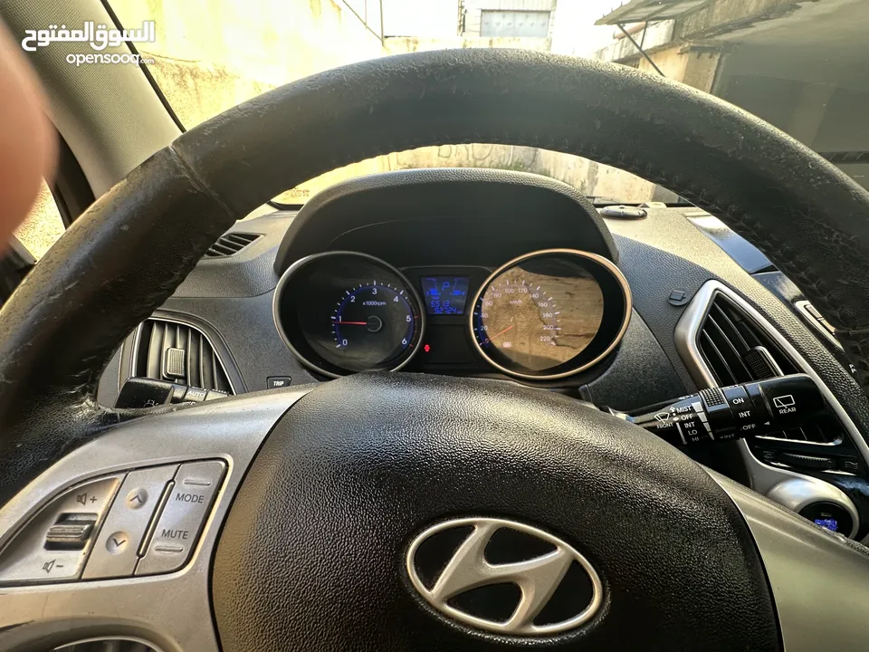 2009 ‏Hyundai توسان LX20 اربع ابواب، اللون فيراني، الكراسي جلد والسيارة 92,000 كيلو فقط وبحالة رائعة