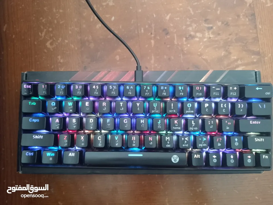 لوحة مفاتيح ميكانيكيه من شركة فانتك MK859 ATOM63 RGB سعر 15 دينار قابل للتفاوض للجادين فقط