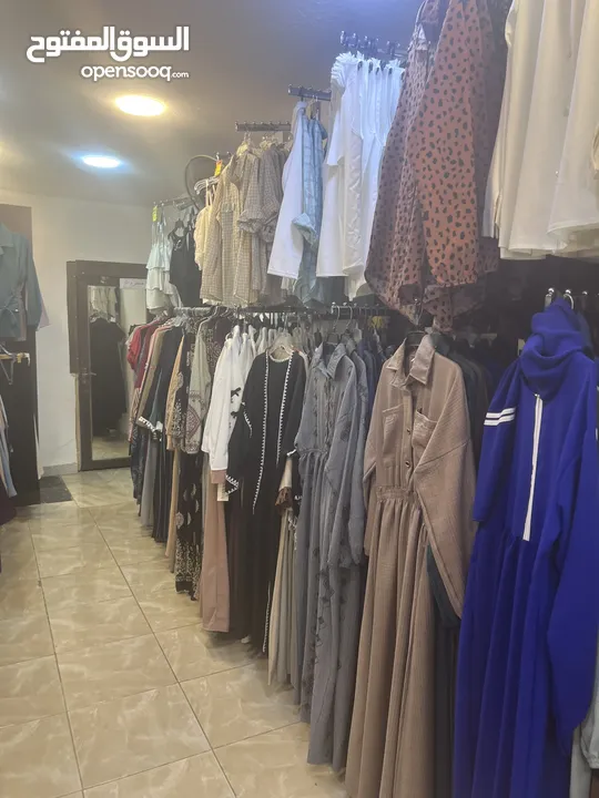 محل البسة بداعي السفر بدون خلو أجار شهري 325