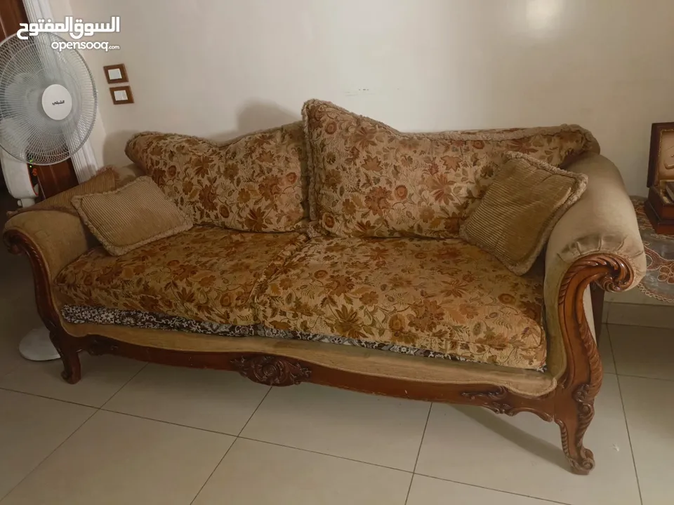 للبيع غرفة صالون قعدة مستعملة. ثلاثية وثنائية ومفردتين وطاولة وسط وطرييزتين