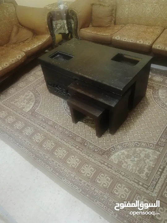 طقم كنب ثقيل مع طاولة و طربيزات للبيع مع البوفية 60