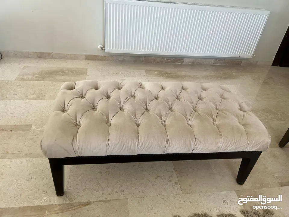 طقم كنب صالون بحالة ممتازة مع طاولات وسط و جانبيتين للبيع
