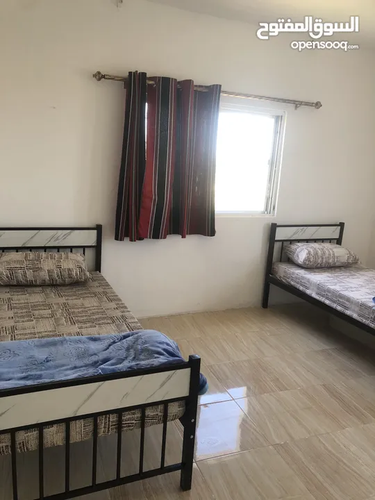 منزل مع حديقة فواكه 3 غرف صاله مجلس بلكون مطبخ مجهز مواقف سيارات المنزل اول ساكن