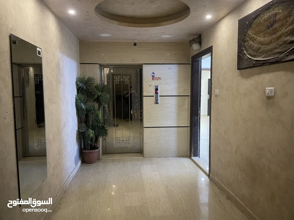 شقه بمدخل مستقل فاخره ومميزه  طابق ارضي مجمع عمان جديد