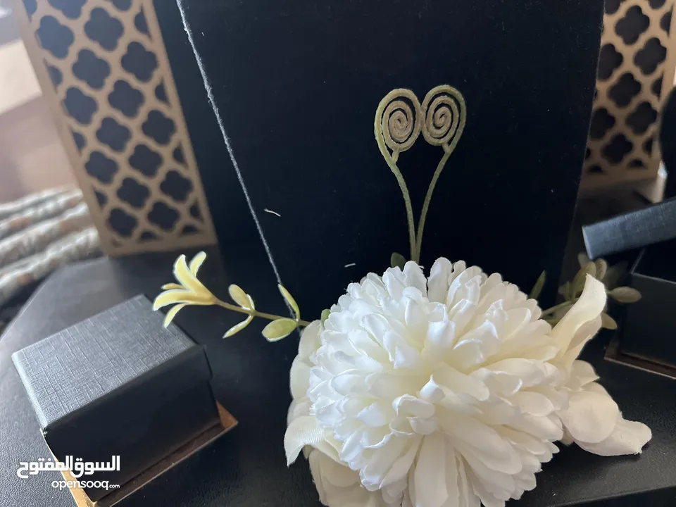 ستاند شبكة لون أسود مخملي مميز بزخارف ذهبية شبه جديد مستخدم مرة وحدة والله يبارك لصاحب النصيب