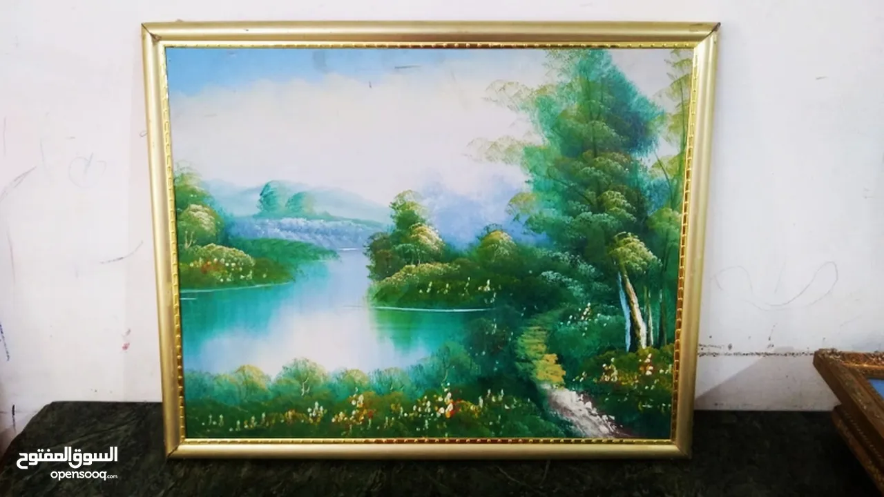لوحات  رسم زيتي.. وتطريز