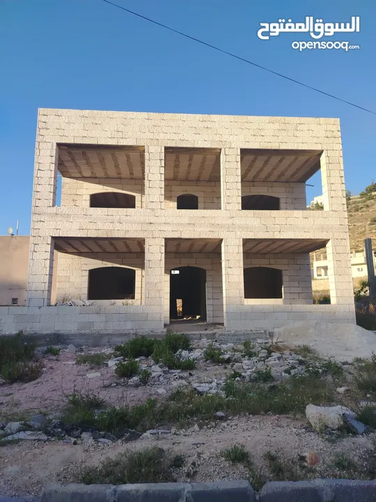 منزل عظم المغاريب واجهة حجر ثلاث طوابق