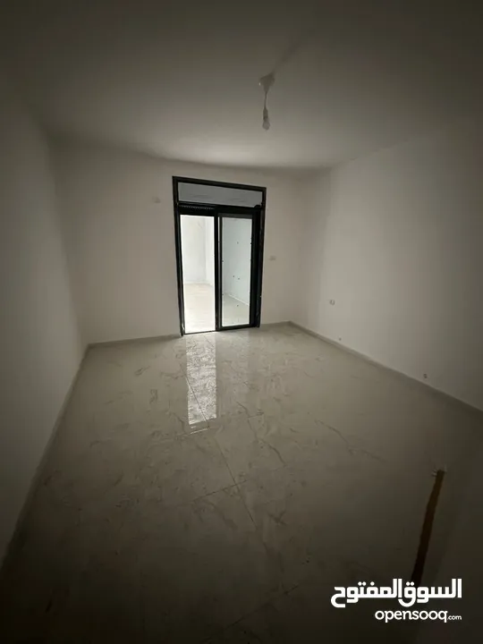 شقه للبيع مع حديقه بعين منجد