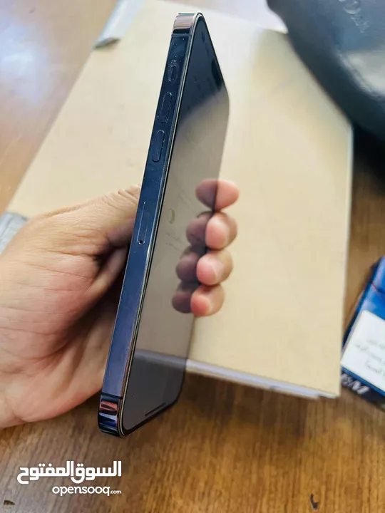 Iphone 14 pro max للبيع  الجهاز بحالة ممتازة معه الشاحن + 6 كڤرات ومركب عليه لزقة أصلية