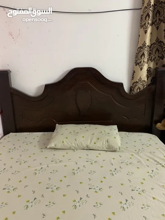 غرفة نوم مستعمل تخت مع فرشة نوم + خزانة + تواليت مع مراية + كومدينا