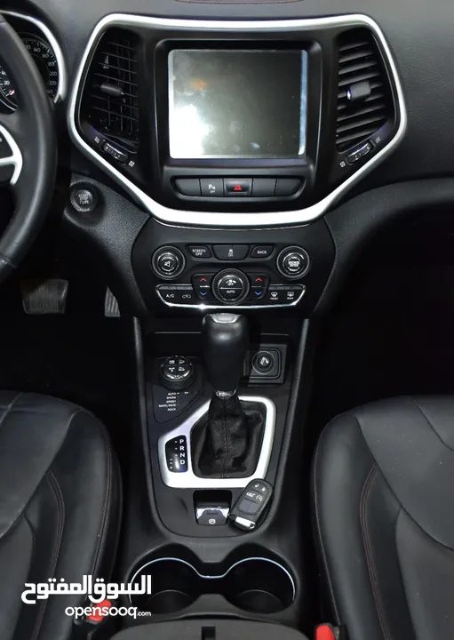 Jeep Cherokee TrailHawk ( 2014 Model ) in Grey Color GCC Specs