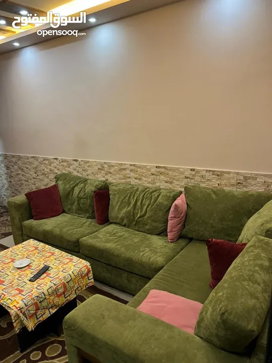 غرفه وصاله مفروش الموقع الجاردنز