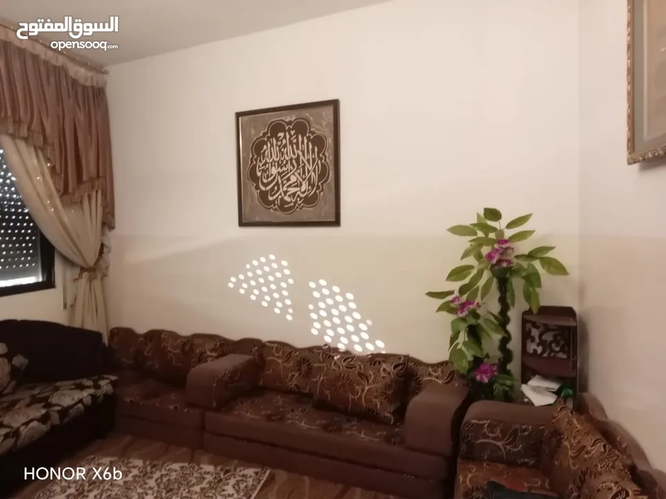 شقه موقع مميز وتجاري  للبيع في الهاشمي الشمالي