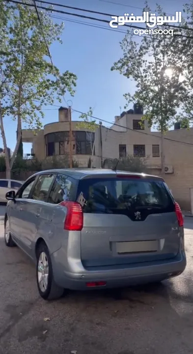 سيارة بيجو 5008