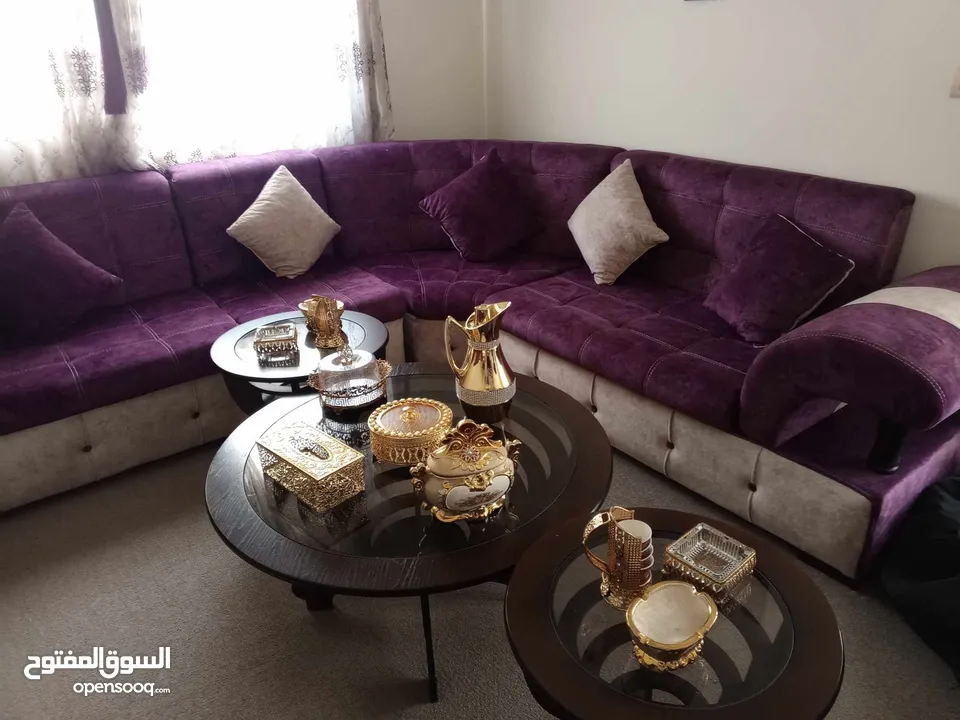 طقم ضيوف كورنر للبيع مع طاولات و برادي