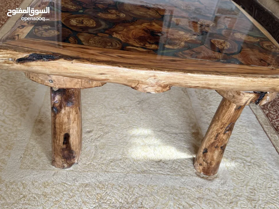 طاولة من خشب الزيتون. صنع يدوي