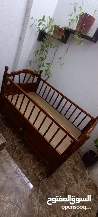 سرير اطفال خشب ثقييييل  ..................................... .................................
