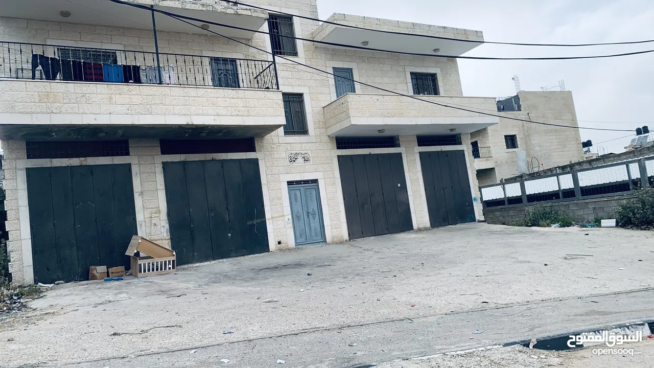 بناية طابقين للبيع في سنجل رام الله في حي المزيرعة مساحة الارض 800 م مع مخزنين كبار