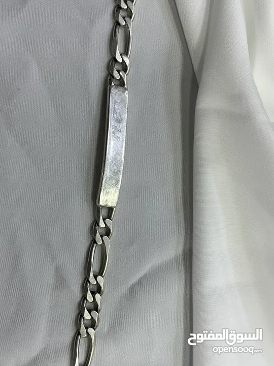 الأسوارة الفضية الإيطالية عيار *925* بوزن *15.3 جرام* تُعد خيارًا رائعًا لمحبي الفضة الأصيلة