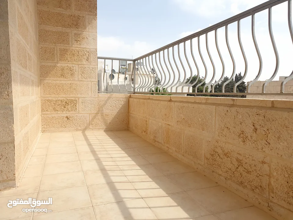 جبل عمان و محيط فندق ( الردز كارتن ) شقة فخمة للبيع 220 متر
