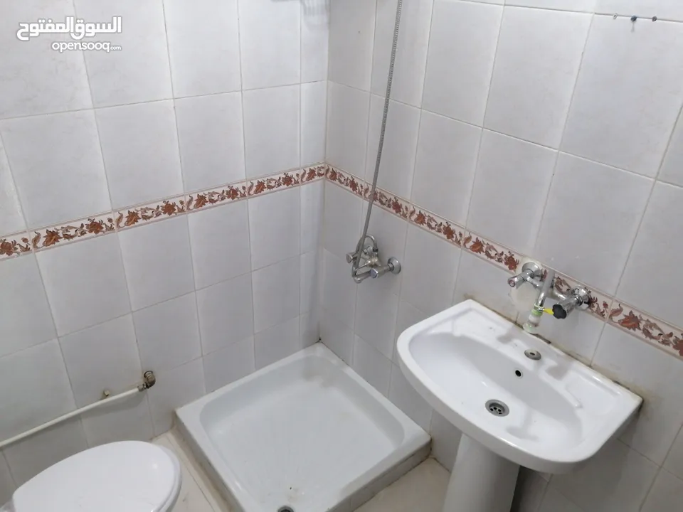 روف للايجار في الهاشمي الشمالي خلف حلويات العنبتاوي قرب مسجد بيعة الرضوان. فارع ويدون مصعد