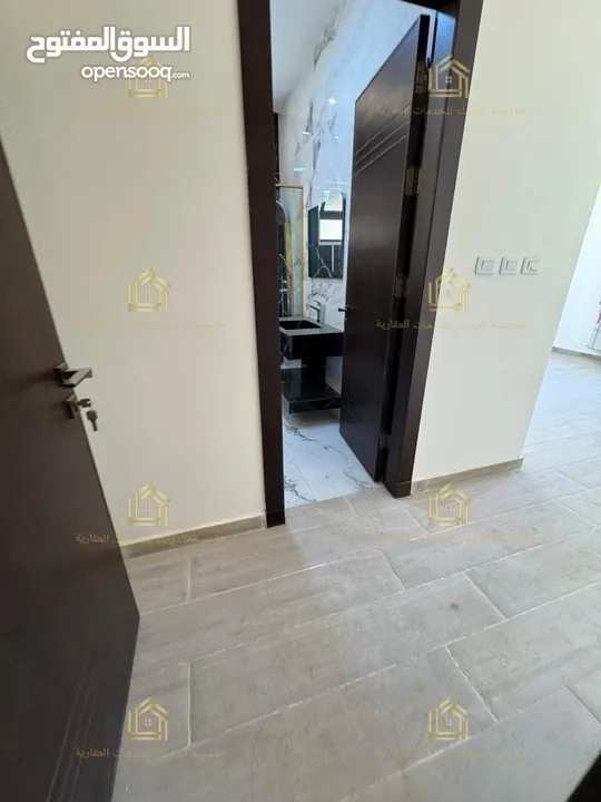 شقة فاخرة - لم تسكن - طريق المطار - 3نوم 2ماستر - 240م - بلكونتين بإطلالــــه مميزة -