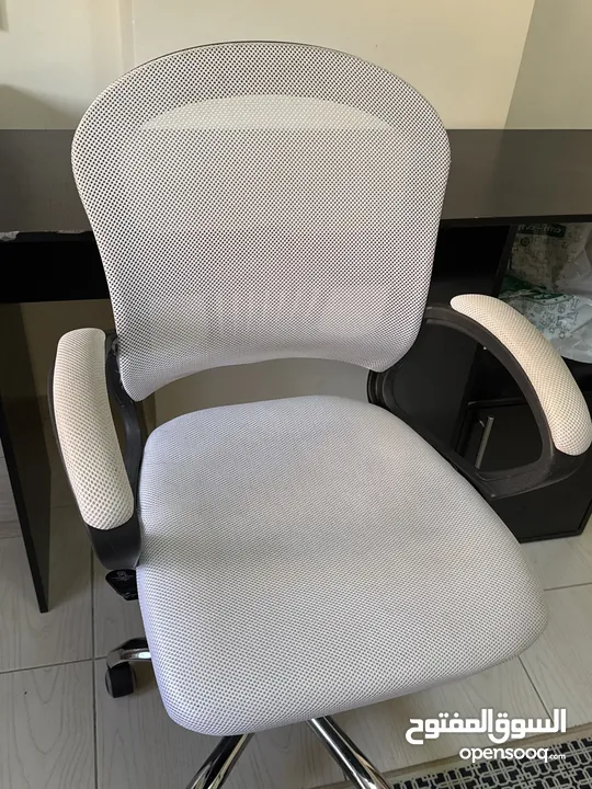 مكتب دراسي للبيع مستعمل الطاوله العرض :120cm الطول 80cm العمق 40cm الكرسي كروم ويتحمل اوزان ثقيله