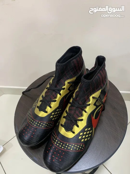 حذاء نايك اسود مطلي بالذهبي والاحمر مقاس 42