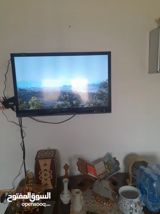 شاشه استعمال خفيف 32  انش شارب استعمال بسيط بحال الجديد معه ريموت وقاعده بدون الرسيفر الرسيفر فقط