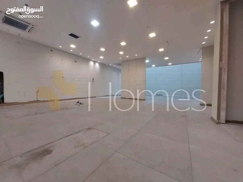 معرض ثلاث ابواب (واجهة 18 متر) للايجار في شارع مكة , بمساحة 659م