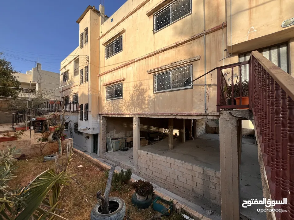 عمارة ثلاث طوابق + شقة ارضية عظم +تسوية  + كراج سيارات  للبيع