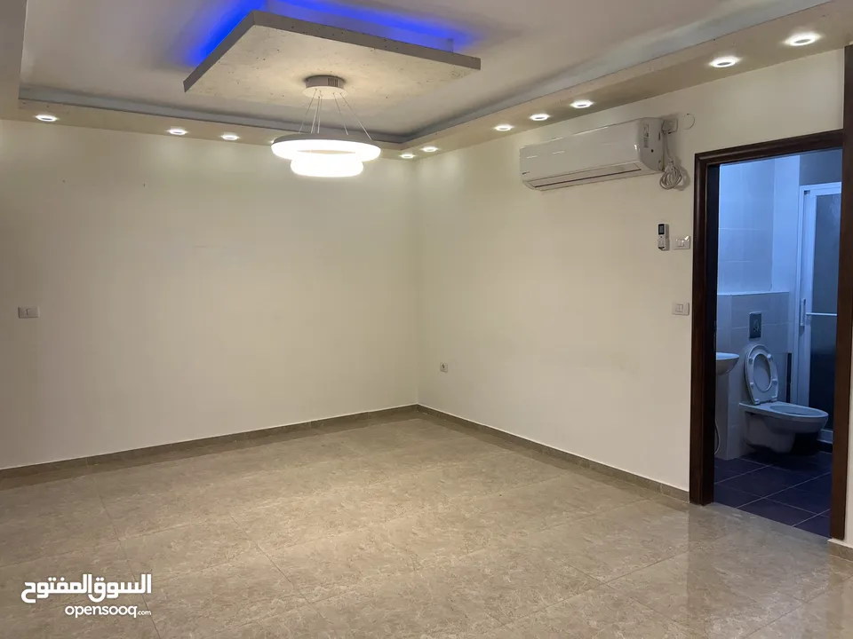 شقه فارغة للايجار في البيره قرب  شا رع  القدس