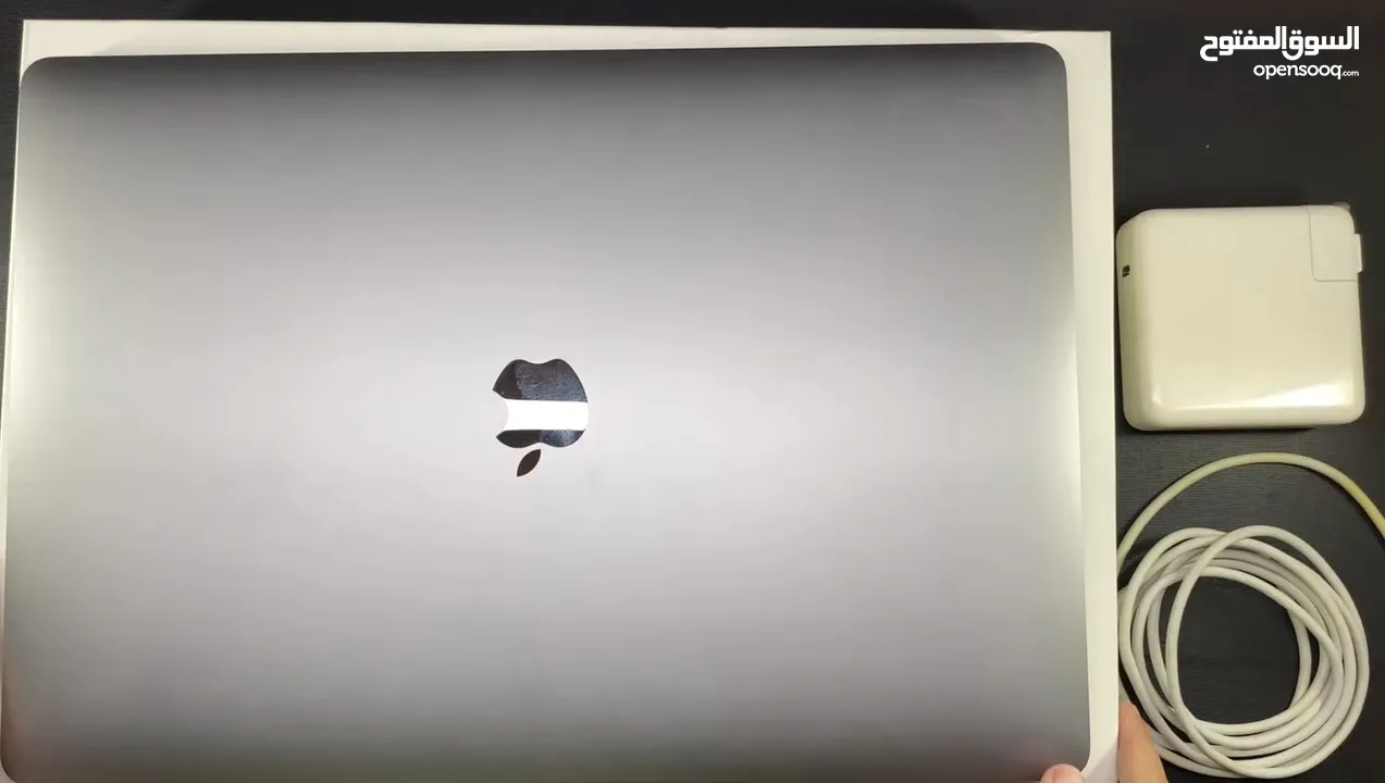 ابل ماكبوك برو الحجم الكبير سنة 2018  نظيف      جداً  تم  شراء من اڤنيوز عمان Macbook pro 15 inch