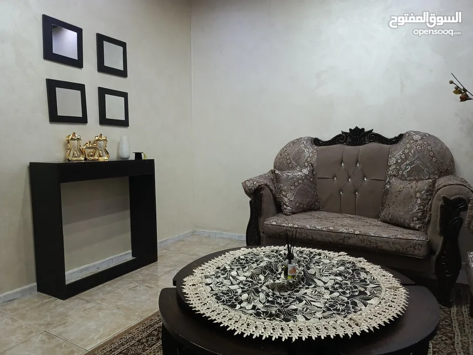 غرف ضيوف وغرفة نوم  للبيع بشكل كامل الغرفه الرجاء قراءة تفصيل